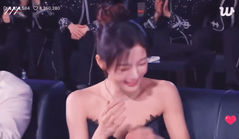 ezgif-18ee7b1e65a830eb-1765079480006-1765079480379163457275 "Em gái quốc dân" Kim Yoo Jung nũng nịu yêu phát hờn, tạo nên "6 giây thần thánh" náo loạn cả AAA ezgif 18ee7b1e65a830eb 1765079480006 1765079480379163457275