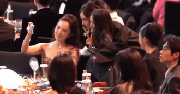 Đôi bạn thân showbiz cùng yêu 1 thiếu gia đụng độ tại sự kiện, lộ 1 chi tiết trớ trêu gây bàn tán 30 Đôi bạn thân showbiz cùng yêu 1 thiếu gia đụng độ tại sự kiện, lộ 1 chi tiết trớ trêu gây bàn tán ezgif 1943db20a4eaacbe 17650903984541192899873 39 0 244 392 crop 17650904105901110851589gifpng