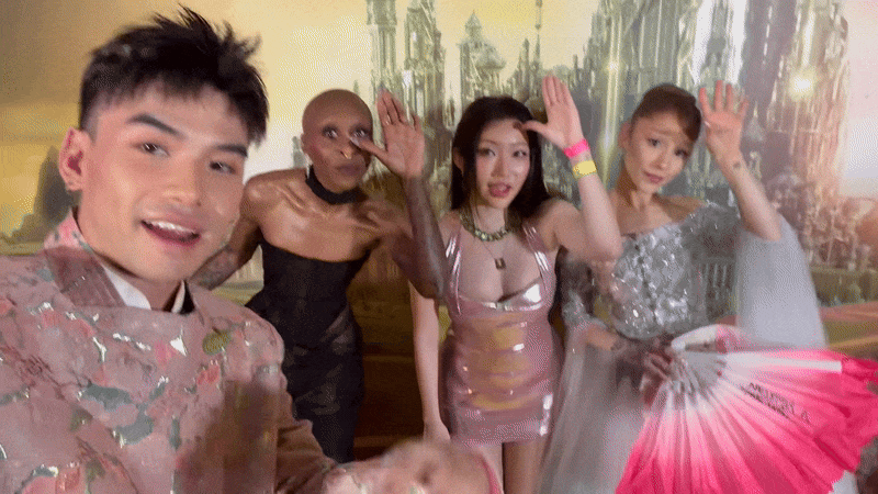 Trời ơi Ariana Grande nói tiếng Việt, lại còn vẫy tay đu trend Trời ơi Ariana Grande nói tiếng Việt, lại còn vẫy tay đu trend