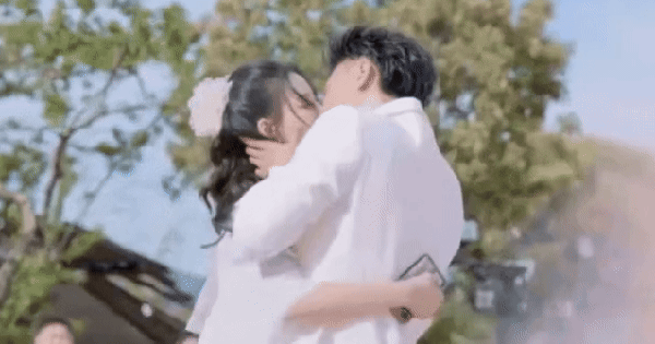 Đám cưới của "anh sếp showbiz" và nàng thơ gen Z: Con đầu lòng liệu có lộ diện, khách mời toàn sao hạng A? ezgif 1b484ac23602a2 1 1757058579274556899265 83 0 418 640 crop 17570585984031096117019gifpng