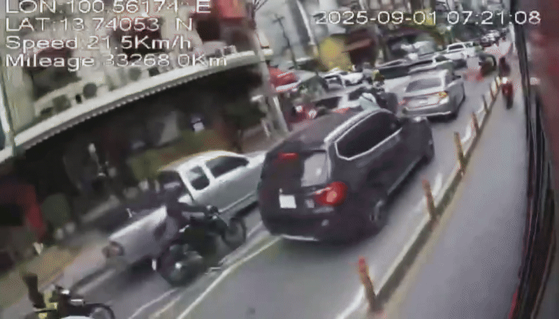 Đang đi song song với xe buýt, tài xế mô tô không ngờ đây là khoảnh khắc cuối cùng của đời mình- Ảnh 1.