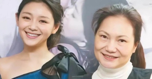 Mẹ Từ Hy Viên bất ổn ezgif 21ccf1d0bcd91e 1745369505 272 width740height495 auto cropjpg 1