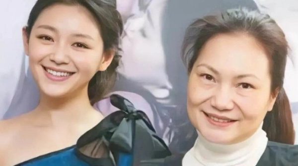 Mẹ Từ Hy Viên bất ổn ezgif 21ccf1d0bcd91e 1745369505 272 width740height495 auto cropjpg