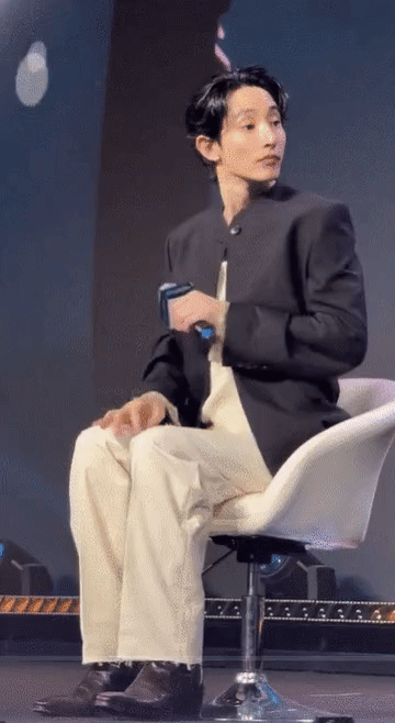 "Bạn thân G-Dragon" hành động bất thường, mắt trợn tròn, cười ngờ nghệch như dọa ma khán giả giữa sự kiện ezgif 2354e64524e3da 1756783713837462708255 1756790524701 17567905252371129648907