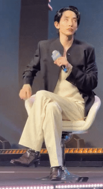 "Bạn thân G-Dragon" hành động bất thường, mắt trợn tròn, cười ngờ nghệch như dọa ma khán giả giữa sự kiện ezgif 24a23633d5e539 17567837138081063690814 1756790519766 1756790520587107740951