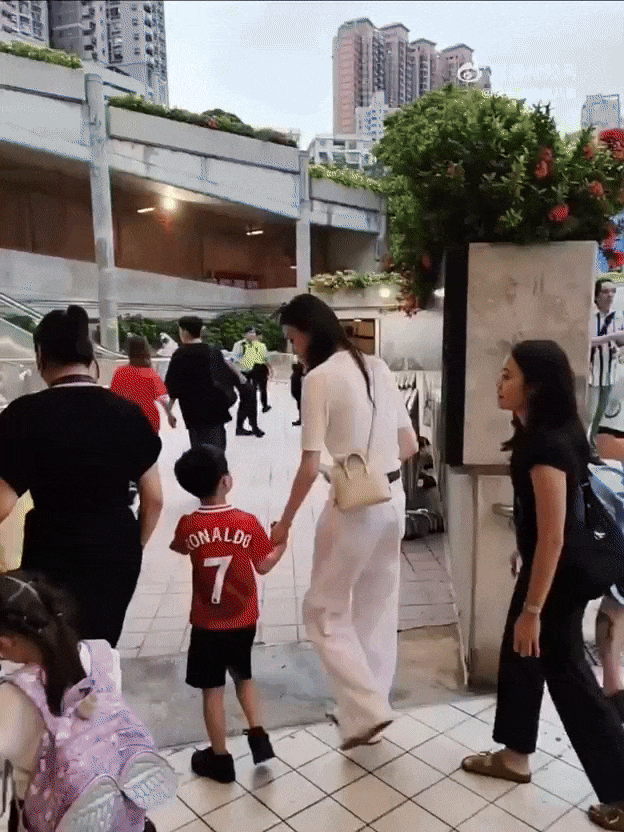 Siêu mẫu Victoria's Secret lộ khoảnh khắc như mẹ đơn thân giữa nghi vấn bị thiếu gia trùm sòng bạc Siêu mẫu Victoria's Secret lộ khoảnh khắc như mẹ đơn thân giữa nghi vấn bị thiếu gia trùm sòng bạc