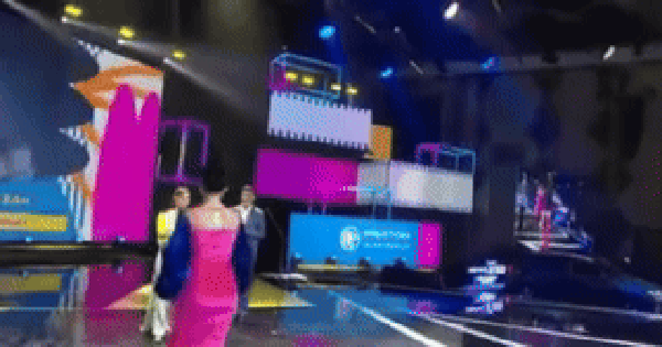 Sân khấu lố lăng nhất lịch sử: Nữ diễn viên bị chồng cắm "11 cái sừng" trao giải cho "tiểu tam" trên sóng trực tiếp ezgif 27fc88cd15f0ed 1754563272246224334974 0 0 168 320 crop 17545632894581505580517gifpng