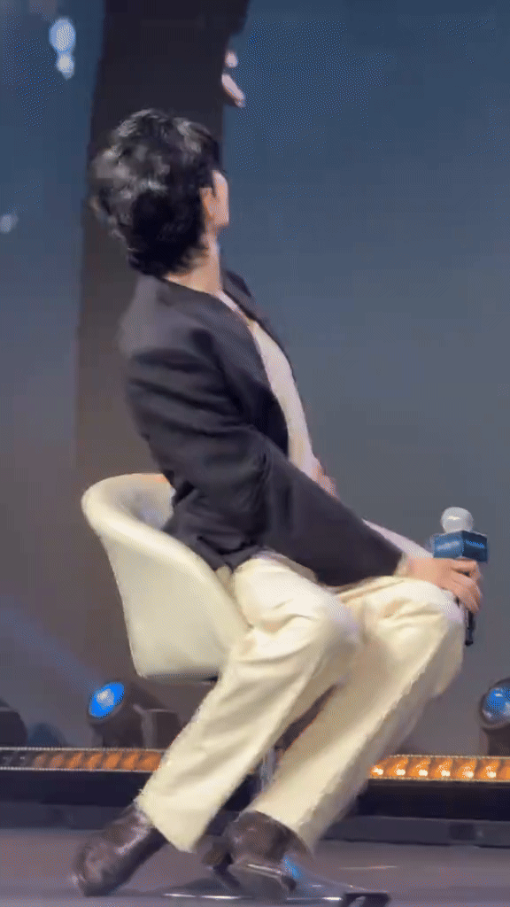 "Bạn thân G-Dragon" hành động bất thường, mắt trợn tròn, cười ngờ nghệch như dọa ma khán giả giữa sự kiện ezgif 2870a776784c4d 17567837281101028663940 1756790528337 1756790528719676698427