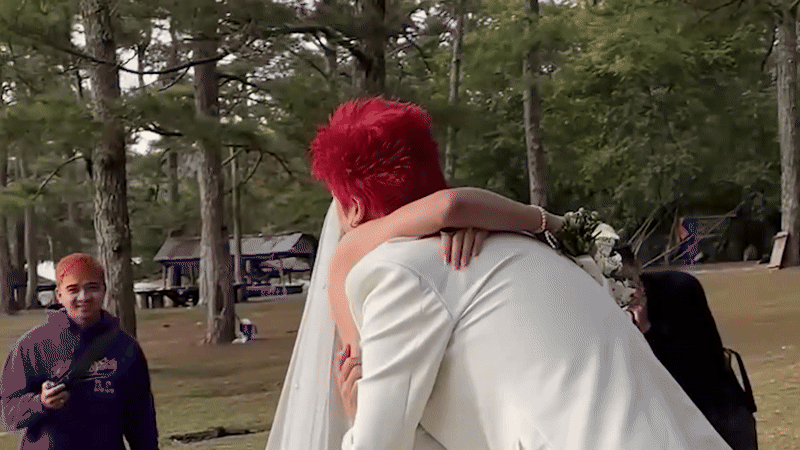 Màn cầu hôn lạ nhất Vbiz của cặp sao gen Z: Chú rể “diễn xuất bằng cả tính mạng”, cô dâu bị “đánh úp”- Ảnh 3. Màn cầu hôn lạ nhất Vbiz của cặp sao gen Z: Chú rể “diễn xuất bằng cả tính mạng”, cô dâu bị “đánh úp”- Ảnh 3.