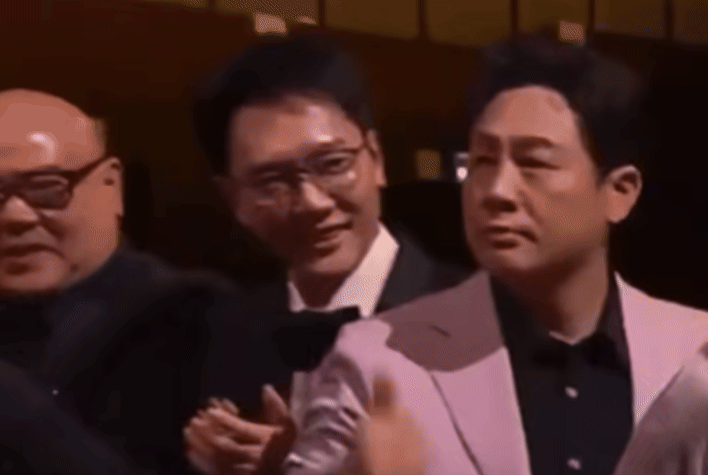 Mỹ nhân đang làm bẽ mặt Lưu Diệc Phi và nửa showbiz bị cô lập đến thương, hóa ra đây là mặt tối tàn khốc của Cbiz!- Ảnh 3.