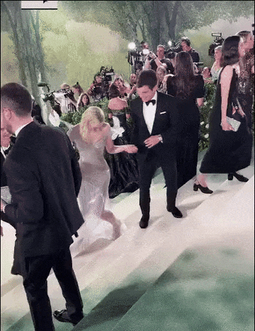 Mặt trái của sự kiện tôn vinh cái đẹp Met Gala: Khi thời trang thăng hoa còn thân thể Mặt trái của sự kiện tôn vinh cái đẹp Met Gala: Khi thời trang thăng hoa còn thân thể