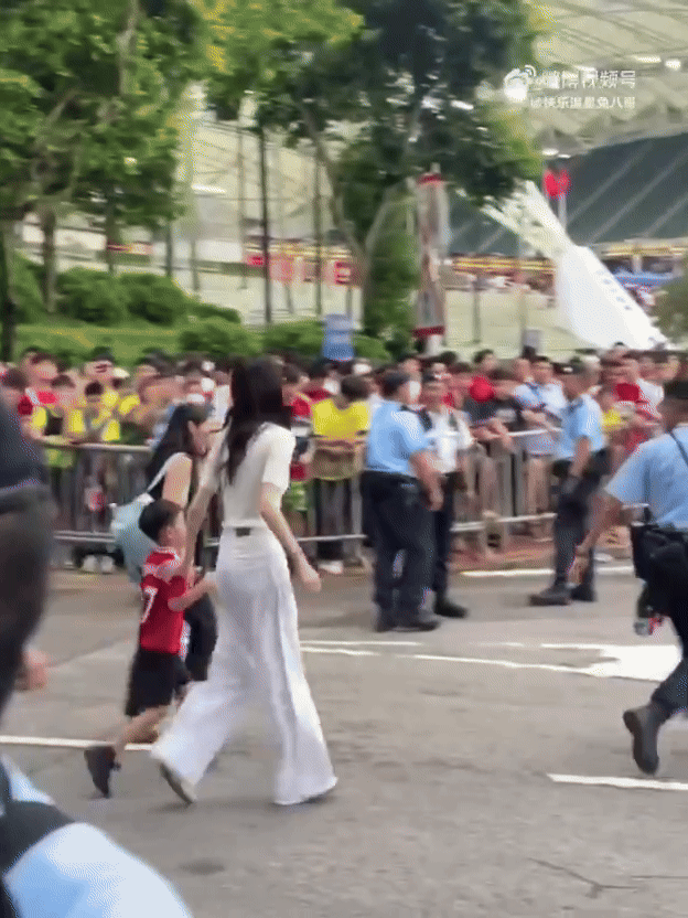 Siêu mẫu Victoria's Secret lộ khoảnh khắc như mẹ đơn thân giữa nghi vấn bị thiếu gia trùm sòng bạc Siêu mẫu Victoria's Secret lộ khoảnh khắc như mẹ đơn thân giữa nghi vấn bị thiếu gia trùm sòng bạc