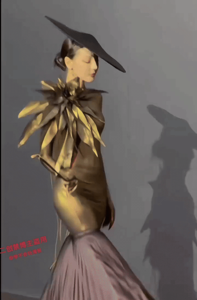 Siêu thảm đỏ hot nhất tối nay: Nhiệt Ba trưng trổ body