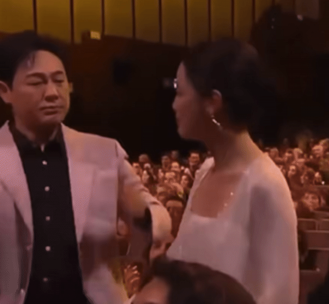 Mỹ nhân đang làm bẽ mặt Lưu Diệc Phi và nửa showbiz bị cô lập đến thương, hóa ra đây là mặt tối tàn khốc của Cbiz!- Ảnh 2.