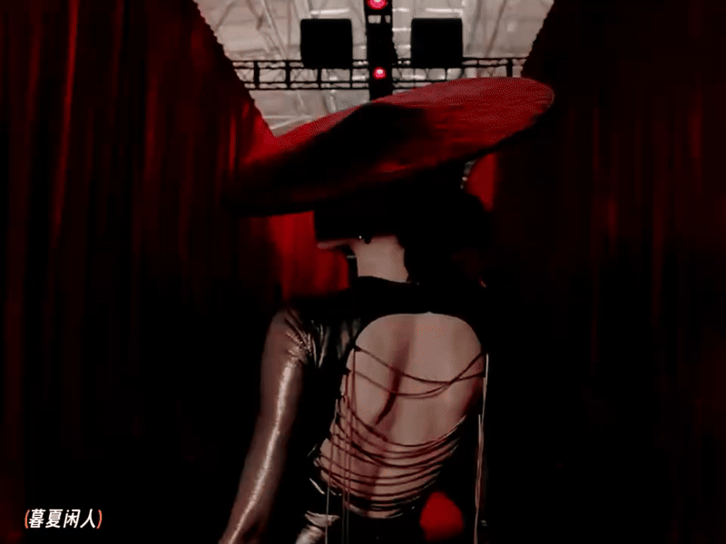 Siêu thảm đỏ hot nhất tối nay: Nhiệt Ba trưng trổ body