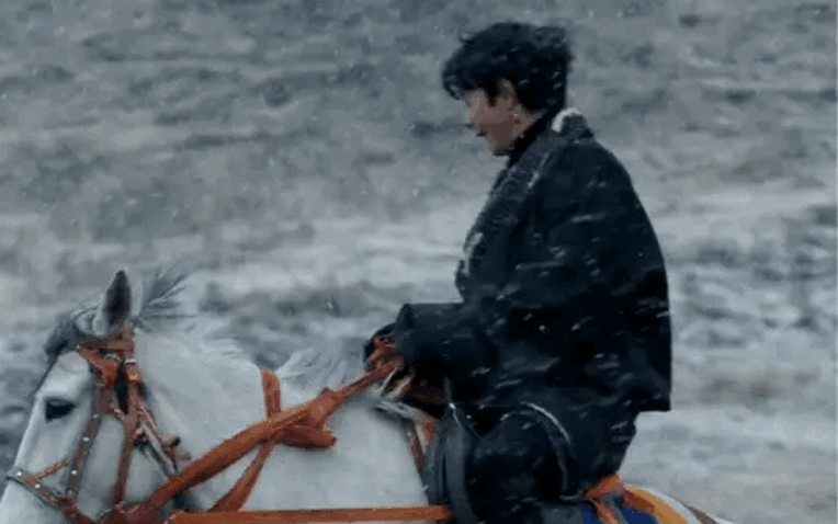 Chàng trai chăn bò bỗng nổi tiếng toàn quốc, vào showbiz đóng phim vì quá đẹp trai giờ ra sao?- Ảnh 1. Chàng trai chăn bò bỗng nổi tiếng toàn quốc, vào showbiz đóng phim vì quá đẹp trai giờ ra sao?- Ảnh 1.