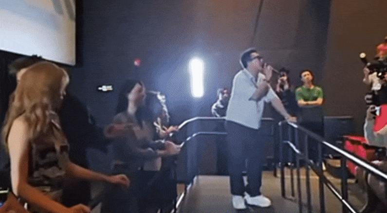 Trấn Thành quỳ gối xin lỗi khán giả- Ảnh 4.