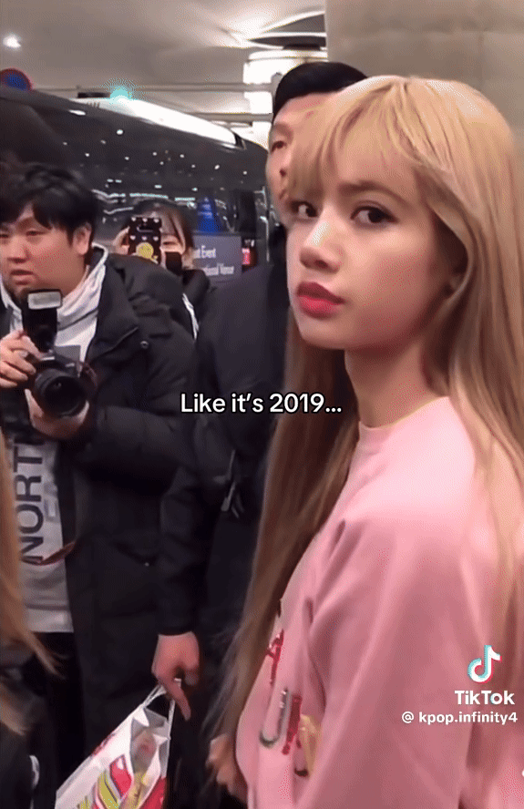 Lộ clip Lisa (BLACKPINK) thẫn thờ đau đớn khi chia tay bạn trai, Jennie phải ôm giữa sân bay để an ủi?- Ảnh 4.