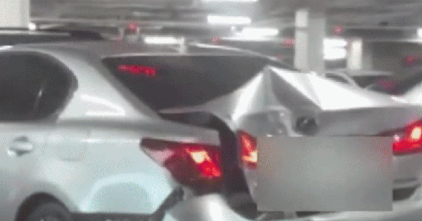 Kinh hoàng: "Ông trùm hộp đêm showbiz" bị hai kẻ lạ mặt xịt hơi cay, đuổi chém đến thương tích trong bãi đỗ xe 27 Kinh hoàng: "Ông trùm hộp đêm showbiz" bị hai kẻ lạ mặt xịt hơi cay, đuổi chém đến thương tích trong bãi đỗ xe ezgif 32aaff6d7658c5a3 1764736116076640516784 31 0 450 800 crop 1764736129211941147729gifpng