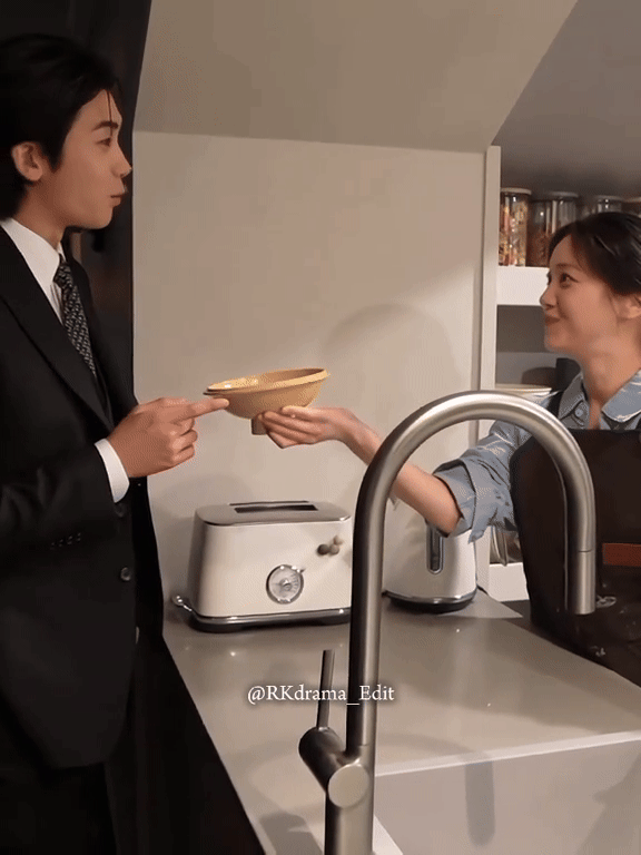 1 cặp đôi phim giả tình thật lộ ảnh hẹn hò: Nhà trai là thiếu gia siêu giàu, nhà gái đẹp không thể tả- Ảnh 5. 1 cặp đôi phim giả tình thật lộ ảnh hẹn hò: Nhà trai là thiếu gia siêu giàu, nhà gái đẹp không thể tả- Ảnh 5.