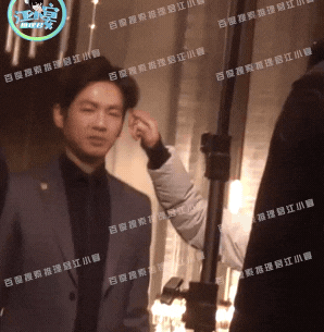 "Nam thần mơ ước của các cô gái" lộ nhan sắc thật qua cam thường ezgif 33bbc8f1062655 1740747147094 17407471473081588043807