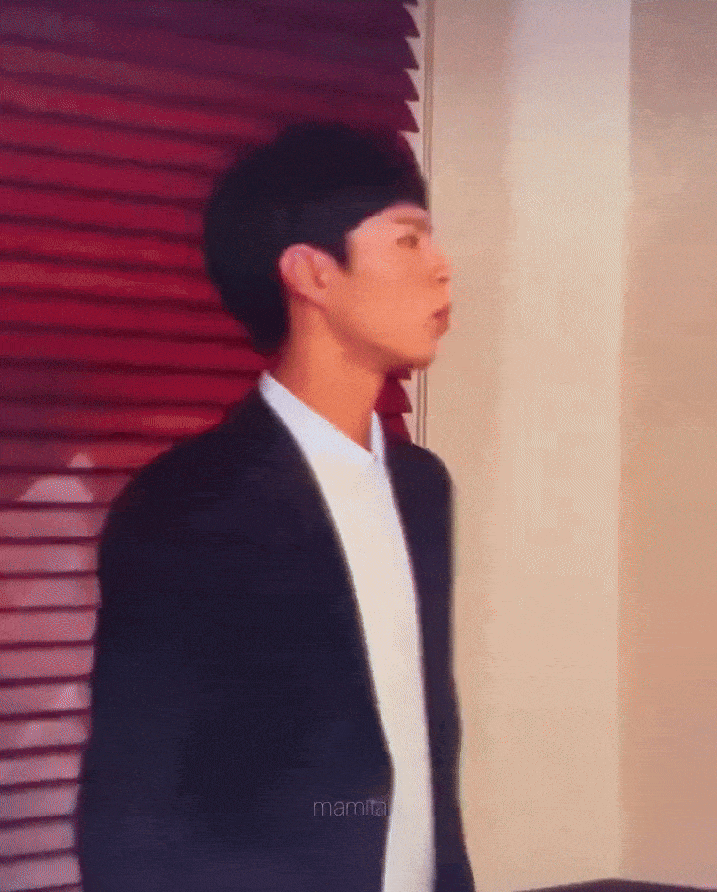 14 giây Park Bo Gum cầm điếu thuốc trên tay làm
