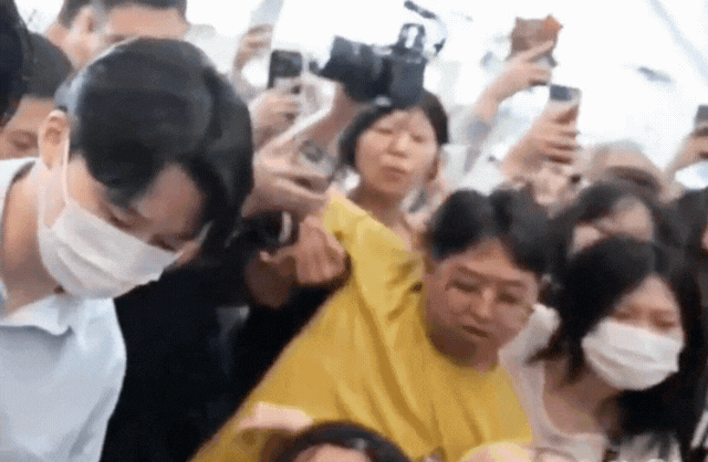 Kinh hoàng cảnh V (BTS) bị fan lao vào xô đẩy, sân bay náo loạn như