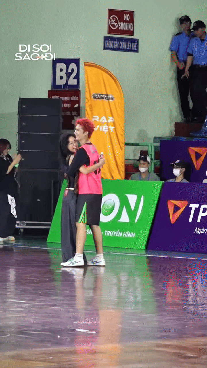 1 Em Xinh được chồng mới cưới hôn đắm đuối trên sân khấu concert, khiến Trấn Thành phải gọi gấp Hari Won- Ảnh 3.