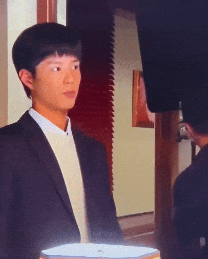 14 giây Park Bo Gum cầm điếu thuốc trên tay làm