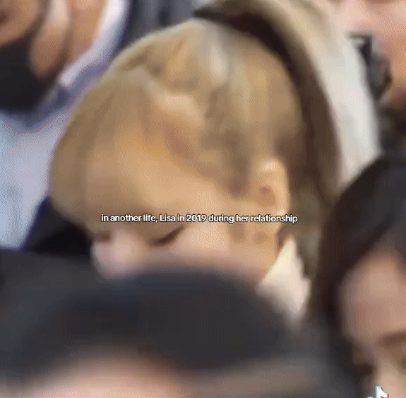 Lộ clip Lisa (BLACKPINK) thẫn thờ đau đớn khi chia tay bạn trai, Jennie phải ôm giữa sân bay để an ủi?- Ảnh 2.