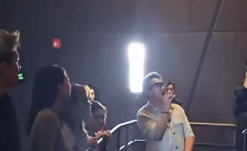 Trấn Thành quỳ gối xin lỗi khán giả- Ảnh 2.