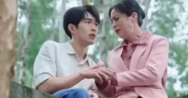 Ai làm ra phim Trung Quốc này điên thật rồi: Nữ chính hơn nam chính 30 tuổi, tam quan lệch lạc quá trời ezgif 3c28f05f9fc157ad 1764158957104 17641590179052136340702 0 0 209 400 crop 17641590445131048391472gifpng