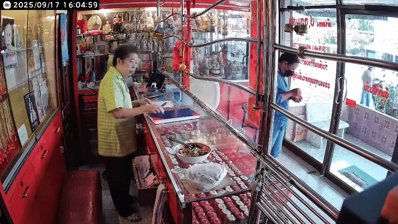 Đi bán nhẫn vàng thì gặp cướp, người phụ nữ bất ngờ trở thành con tin, video hiện trường gay cấn như phim- Ảnh 1.