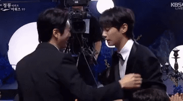 Rồng Xanh chưa hết biến: Sao nam quê độ vì nhận nhầm giải, nhưng phát ngôn kém duyên của MC mới là khó chấp nhận!- Ảnh 1.