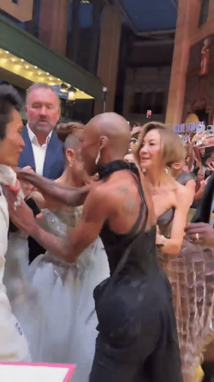 Ariana Grande bị fan cuồng tấn công giữa sự kiện, 1