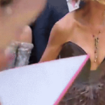 Ariana Grande bị fan cuồng tấn công giữa sự kiện, 1 "chị đại" ra tay cực ngầu cứu nguy cấp tốc ezgif 426502673f763faf 1763112882258321570611 1763127092620 176312709586270817934 321 0 698 720 crop 17631275355961086375468gifpng