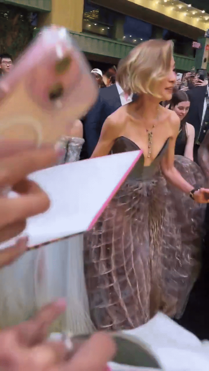 Ariana Grande bị fan cuồng tấn công giữa sự kiện, 1