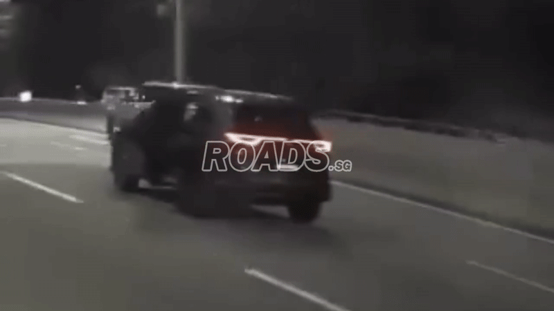 Ô tô đang chạy trên cao tốc thì cửa bật mở, 1 cô gái rơi xuống đường, các tài xế hoảng loạn đánh lái- Ảnh 1.