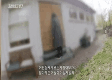 2 vợ chồng diễn viên bước vào chung cư rồi