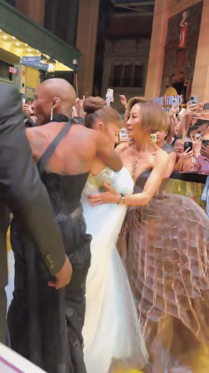 Ariana Grande bị fan cuồng tấn công giữa sự kiện, 1