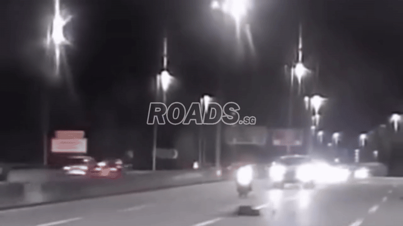 Ô tô đang chạy trên cao tốc thì cửa bật mở, 1 cô gái rơi xuống đường, các tài xế hoảng loạn đánh lái- Ảnh 2.