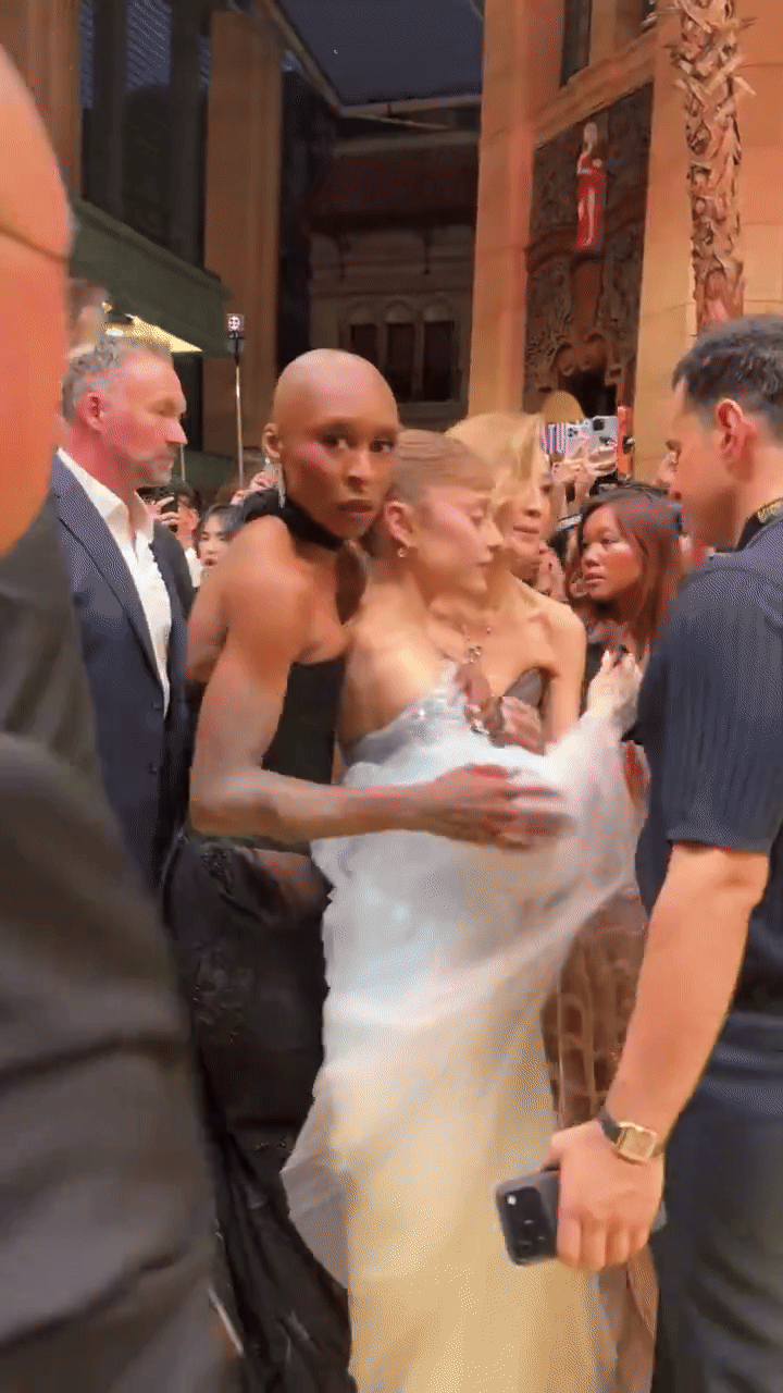 Ariana Grande bị fan cuồng tấn công giữa sự kiện, 1