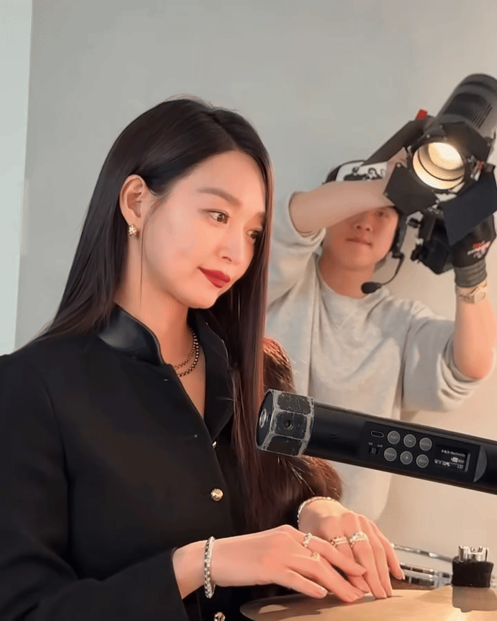 Trong 7 chiếc nhẫn Shin Min Ah khoe, nhẫn nào là nhẫn đính hôn với Kim Woo Bin?- Ảnh 1. Trong 7 chiếc nhẫn Shin Min Ah khoe, nhẫn nào là nhẫn đính hôn với Kim Woo Bin?- Ảnh 1.