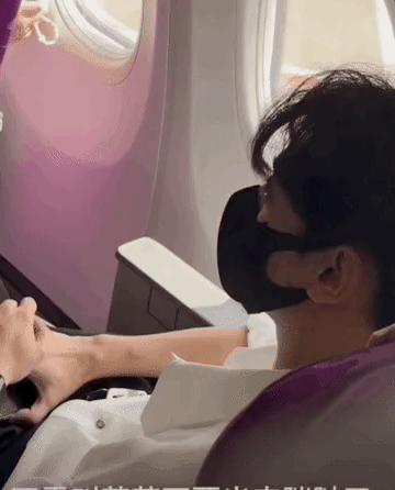 Video 1 sao nam mới nổi bị fan mắng xơi xơi thẳng mặt ngay trên máy bay gây phẫn nộ- Ảnh 2.