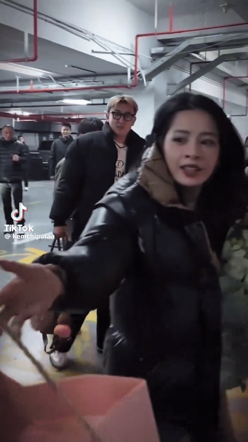 Chi Pu nhăn mặt khi bị fan tóm lại giữa đường, chuyện gì đây?- Ảnh 1.