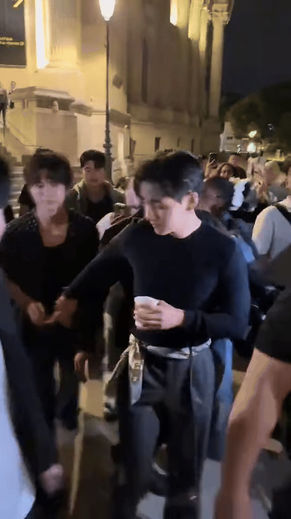 Ảnh siêu hot trong ngày: V (BTS) - Park Bo Gum tình tứ choàng tay, nép mình tạo 7749 kịch bản đam mỹ!- Ảnh 3.