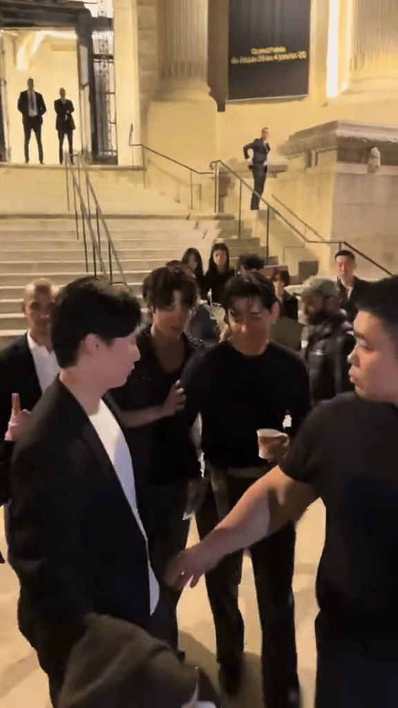 Ảnh siêu hot trong ngày: V (BTS) - Park Bo Gum tình tứ choàng tay, nép mình tạo 7749 kịch bản đam mỹ!- Ảnh 1.