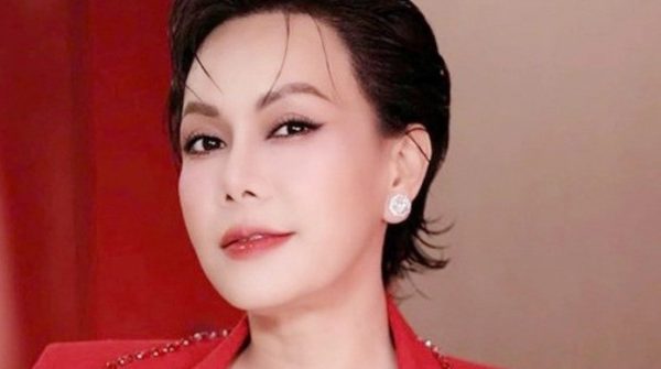 Danh hài Việt Hương - Đại gia ngầm Vbiz: Đầu xuân lộng lẫy trong biệt thự 300 tỷ đồng, sở hữu nhiều tài sản khủng 29 Danh hài Việt Hương - Đại gia ngầm Vbiz: Đầu xuân lộng lẫy trong biệt thự 300 tỷ đồng, sở hữu nhiều tài sản khủng ezgif 592c4bf79c603a 1739413635 220 width740height495 auto cropjpg