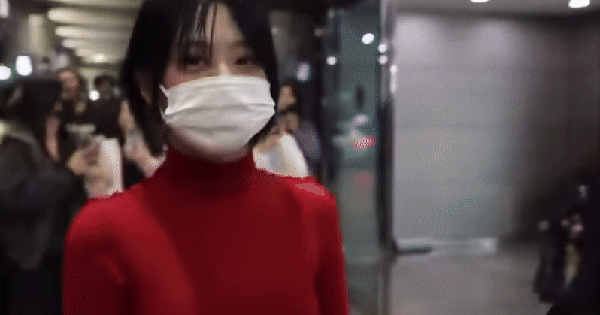 Lộ clip "tiểu Jennie" phát hoảng khi bị fan truy đuổi vây kín tại sân bay, hỏi 1 câu nghe mà xót 32 Lộ clip "tiểu Jennie" phát hoảng khi bị fan truy đuổi vây kín tại sân bay, hỏi 1 câu nghe mà xót ezgif 5a85ddf270c6066c 17625963019721646980993 1762651839993 1762651840387507366715 10 0 429 800 crop 17626519692871604375159gifpng