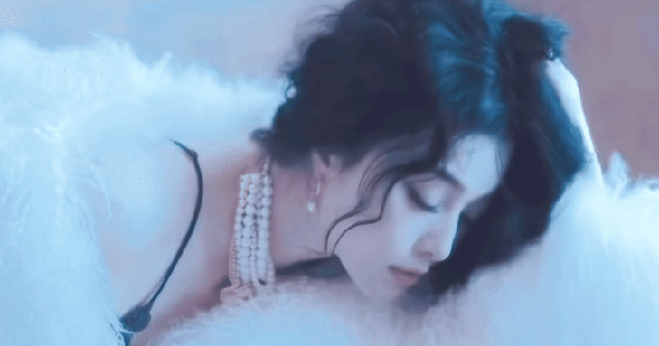 Phạm Băng Băng không ngóc đầu lên nổi ezgif 5a8a3eb8aa0747cc 1764145049230510555242 0 0 352 672 crop 17641472713181301278462gifpng